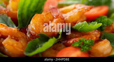 Nahaufnahme von frischen Garnelen, Tomaten, Rucola und grünem Salat, horizontales Banner Stockfoto