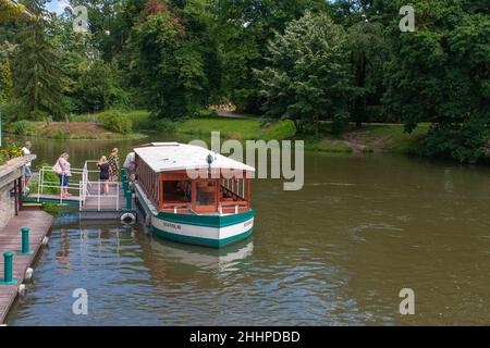 LEDNICE, TSCHECHISCHE REPUBLIK-5. JUNI 2020: Die Menschen kommen auf dem Touristenboot auf dem Fluss in Lednice-Valtice Komplex. Stockfoto