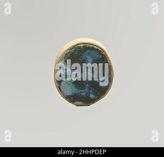 Glasmosaik-Inlay-Fragment Ende des 1st. Jahrhunderts v. Chr.–Anfang des 1st. Jahrhunderts n. Chr. römisch unsichere Farbe, schwarz, blau und opakes Weiß. Dick, flach oval, Mit senkrechten Kanten.Marmoriertes Mosaikmuster auf schwarzem Grund mit gemischten blauen und weißen Wirbeln.einige große Späne um die Kanten; polierte Oberseite; Lochfraß von Oberflächenblasen auf der Oberseite; Abstumpfen auf der Unterseite und Kanten.wahrscheinlich Teil einer Revetment-Platte oder Inlay.. Glasmosaik-Inlay-Fragment. Römisch. Spätes 1st Jahrhundert B.C.–frühes 1st Jahrhundert A.D.. Glas; Guss. Frühkaiserlich. Glas Stockfoto