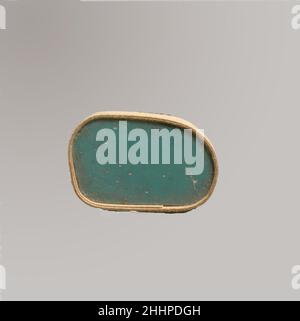 Einfarbige Glaseinlage Fragment 1st Hälfte des 1st. Jahrhunderts n. Chr. Römische opake Jade grün.flache Einlage mit einer geraden Seite und einem abgerundeten Ende mit abgeschrägter, abgebrockter Kante.Polierte Oberseite; Lochfraß von Oberflächenblasen auf der Oberseite; Stumpfe und cremig schillernde Verwitterung an Unterseite und Kanten.wahrscheinlich Teil einer Revetmenttafel, obwohl sie in der Farbe dem hier ebenfalls gezeigten Schalenfragment (91,1.1631) entspricht. Einfarbiger Glaseinlegefragment. Roman. 1st Hälfte des 1st. Jahrhunderts A.D.. Glas; Guss. Frühkaiserlich, Julio-Claudian. Glas Stockfoto