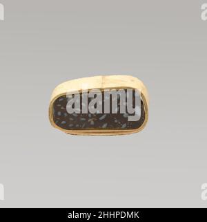 Glasmosaik-Inlay-Fragment Ende 1st. Jh. v. Chr.–Anfang 1st. Jh. n. Chr. römisch tiefviolett, rötlich-braun und opak-weiß.flache, grob rechteckige Revetment-Plakette.Marmormosaik-Muster in purpurpurem Boden mit mehreren weißen Stäben.an allen vier Ecken abgesplittert; polierte Oberseite; Lochfraß von Oberflächenblasen; Dicke cremige Verwitterung an Unterseite und Kanten.das Glas imitiert ägyptischen Porphyr.. Glasmosaik-Inlay-Fragment. Römisch. Spätes 1st Jahrhundert B.C.–frühes 1st Jahrhundert A.D.. Glas; Guss. Frühkaiserlich. Glas Stockfoto