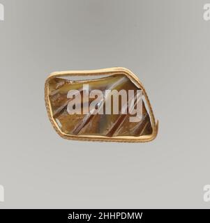 Glasmosaik gerippte Schale Fragment Ende 1st Jahrhundert v. Chr.–Anfang 1st Jahrhundert n. Chr. Römisches Körperfragment. Durchscheinender Honig braun, blau, Und opakes Weiß.konvex geschwungene Seite, nach unten zulaufend.Mosaikmuster aus Bändern, die aus Abschnitten eines einzelnen Rohres in braunem Boden mit unregelmäßigen welligen weißen Spuren und feinen blauen Fäden in parallelen Linien gebildet werden; außen Teile von fünf schmalen, spitzen Rippen.Außen poliert; außen Flecken von Abstumpfungen und Verwitterung; Cremig schillernde Verwitterung im Innenraum und gezackte Kanten. Glasmosaik gerippte Schale Fragment. Römisch. Ende des 1st. Jahrhunderts v. Chr.–Anfang des 1st. Jahrhunderts Stockfoto