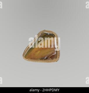 Glasmosaik geripptes Schalenfragment Ende des 1st. Jahrhunderts v. Chr.–Anfang des 1st. Jahrhunderts n. Chr. römisches Körperfragment. Lichtdurchlässiges honigbraun, blau, violett und opakes weiß. Teil der Seite. Mosaikmuster, das aus Abschnitten eines einzelnen Rohres in braunem Boden mit weißen und blauen Fäden in wirbelnden Linien mit feinen violetten Streifen gebildet wurde; Außen, Teil einer einzigen, sich verjüngenden Rippe.viele Blasen; poliertes Äußeres; Lochfraß von Oberflächenblasen; stumpfen, Lochfraß und cremige Verwitterung an Innen- und Rändern. Glasmosaik gerippte Schale Fragment. Römisch. Spätes 1st Jahrhundert B.C.–frühes 1st Jahrhundert A.D.. Glas; gegossen und bewerkzeugen. Frühimper Stockfoto