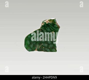 Glasmosaik-Inlay-Fragment Ende des 1st. Jahrhunderts v. Chr.–Anfang des 1st. Jahrhunderts n. Chr. römisch Durchscheinend tieftürkis grün und opak weiß.flache Plaque; leicht unebene Unterseite.Marmoriertes Mosaikmuster in grünem Boden mit mehreren weißen Stäben.eine abgebrockte Kante; polierte Oberseite; Lochfraß und Verwitterung der Oberflächenblasen; Stumpfe und cremige Verwitterung an der Unterseite und den meisten Kanten. Glasmosaik-Inlay-Fragment. Römisch. Spätes 1st Jahrhundert B.C.–frühes 1st Jahrhundert A.D.. Glas; Guss. Frühkaiserlich. Glas Stockfoto