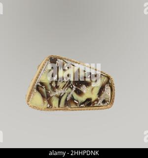 Glasmosaik-Inlay Fragment Ende 1st. Jh. v. Chr.–Anfang 1st. Jh. n. Chr. Römisches Fragment von Revetment-Plakette.Durchscheinendes Lila und opakes Gelb.Flachinlay, mit einem geraden abgeschrägten Rand; Unterseite leicht uneben und zum Rand hin dünner.Marmoriertes Mosaikmuster in purpurem Boden mit unregelmäßigen gelben Linien und Streifen.Polierte Oberseite; Lochfraß von Oberflächenblasen, mit einigen Oberflächenrissen; Lochfraß und schillernde Verwitterung an Unterseite und Kanten. Glasmosaik-Inlay-Fragment. Römisch. Spätes 1st Jahrhundert B.C.–frühes 1st Jahrhundert A.D.. Glas; Guss. Frühkaiserlich. Glas Stockfoto