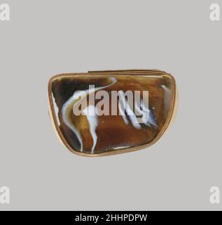 Glasmosaik geripptes Schalenfragment Ende des 1st. Jahrhunderts v. Chr.–Anfang des 1st. Jahrhunderts n. Chr. römisches Körperfragment. Durchscheinendes tiefes Honigbraun, Kobaltblau und opakes Weiß. Ausgespielt oben in Richtung Rand; Gerade Seite nach unten zulaufend.Spiralmosaik-Muster aus Abschnitten eines einzelnen Rohres in braunem Boden mit weißen und blauen Fäden in parallelen horizontalen Linien gebildet; außen zwei vertikale Rippen, die sich zur Kurve erstrecken, mit abgerundetem äußeren Rand, aber oben leicht abgeflacht.Poliertes Innere; Lochfraß von Oberflächenblasen; Stampfend, klatschig, cremig verwittert und schillernd auf der Außenseite und zerklüfteten Kanten. Glasmosa Stockfoto