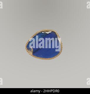 Glas monochromes Inlay Fragment 1st Hälfte des 1st. Jahrhunderts A.D. Roman Durchscheinend Kobaltblau, undurchsichtig hellblau und transluzent blau.flacher Abschnitt, wahrscheinlich von einem Inlay, in drei Schichten Glas.einige längliche Blasen; Oberfläche poliert; stumpfend und cremig Verwitterung auf dem Rücken; gezackte Kanten verwittert.. Einfarbiger Glaseinlegefragment. Roman. 1st Hälfte des 1st. Jahrhunderts A.D.. Glas; Guss. Frühkaiserlich, Julio-Claudian. Glas Stockfoto
