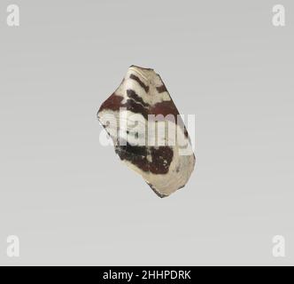 Glasmosaik geripptes Schalenfragment Ende des 1st. Jahrhunderts v. Chr.–Anfang des 1st. Jahrhunderts n. Chr. römisches Körperfragment. Lichtdurchlässiges Lila und opakes Weiß. Leicht konkaves, geschwungenes side.Composite Mosaikmuster aus polygonalen Abschnitten eines einzelnen Rohres in einem violetten Boden mit welligen Bändern aus weißen parallelen Fäden; Außen Teil einer einzigen dicken, flachen vertikalen Rippe, nach unten zugeneigt, mit Werkzeugmarkierungen über der quadratischen Oberseite. Poliertes Innere; Lochfraß von Oberflächenblasen auf dem Inneren; stumpfen, Lochfraß und cremig schillernde Verwitterung auf der Außenseite und gezackte Kanten. Glasmosaik gerippte Schale Fragment. Roman. Spät Stockfoto