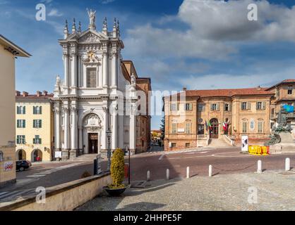 Bra, Cuneo, Piemont, Italien - 28. Oktober 2021: Rathaus von Bra (Projekt von Bernardo Vittone 1897) und die Pfarrkirche Sant Andrea apos Stockfoto