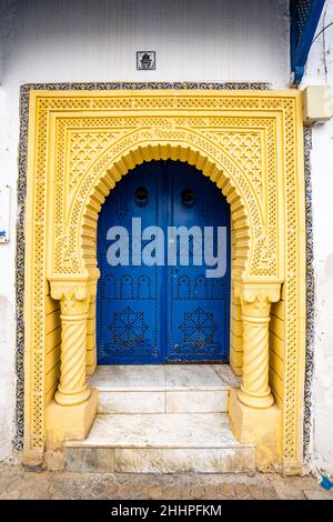 Traditionelle, blau gealterte tunesische Holztür mit Ornamenten in der Stadt Kairouan Stockfoto