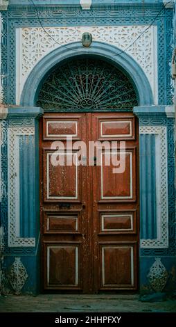 Traditionelle, blau gealterte tunesische Holztür mit Ornamenten in der Stadt Kairouan Stockfoto