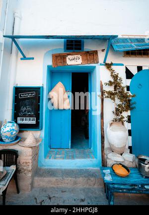 Traditionelle, blau gealterte tunesische Holztür mit Ornamenten in der Stadt Kairouan Stockfoto