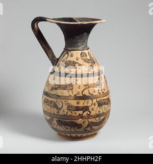 Terrakotta-Oinochoe:olpe (Krug) ca. 630–615 v. Chr. dem Milazzo-Maler zugeschrieben vier Friese mit TierenOlpai wurden von korinthischen Künstlern besonders in den letzten drei Jahrzehnten des siebten Jahrhunderts sehr geschätzt. Die Dekoration besteht fast ausschließlich aus Tierfriesen; es gibt praktisch keine Beispiele mit narrativen figürlichen Motiven. Terrakotta-Oinochoe:olpe (Krug) 246567 Stockfoto