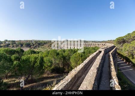 Tomar Aqueduct oder Aqueduto de Pegoes, altes Steinmauerwerk, erstaunliches Denkmal. Es wurde im 17th. Jahrhundert erbaut, um Wasser in das Kloster zu bringen Stockfoto