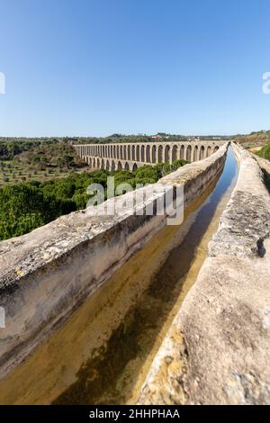 Tomar Aqueduct oder Aqueduto de Pegoes, altes Steinmauerwerk, erstaunliches Denkmal. Es wurde im 17th. Jahrhundert erbaut, um Wasser in das Kloster zu bringen Stockfoto