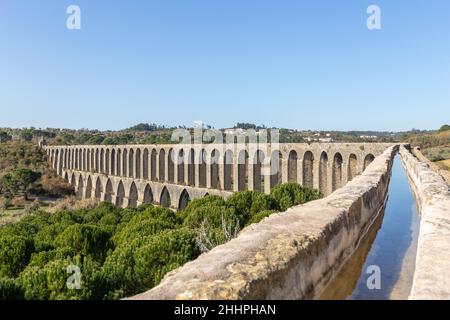 Tomar Aqueduct oder Aqueduto de Pegoes, altes Steinmauerwerk, erstaunliches Denkmal. Es wurde im 17th. Jahrhundert erbaut, um Wasser in das Kloster zu bringen Stockfoto