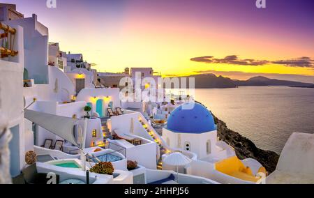 Malerischer Sonnenaufgang auf berühmten Blick Resort über Oia Stadt auf Santorini Insel, Griechenland, Europa. Berühmte Reiselandschaft. Sommerferien. Reisekonzept Stockfoto