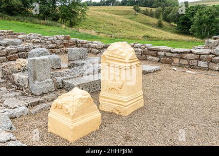 Replik-Altäre, die dem Jupiterkult Dolichenus gewidmet sind, in den Ruinen der römischen Hilfs-Festung Vindolanda in Chesterholm, Northumberland, Großbritannien Stockfoto