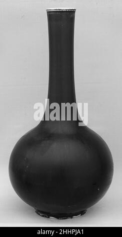 Flaschenporzellan. Flasche. China. Porzellan mit Ochsenblutglasur. Qing-Dynastie (1644–1911), Kangxi-Periode (1662–1722). Keramik Stockfoto