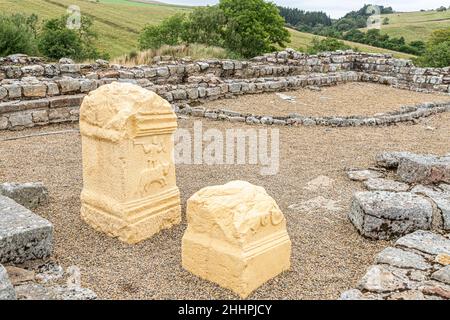 Replik-Altäre, die dem Jupiterkult Dolichenus gewidmet sind, in den Ruinen der römischen Hilfs-Festung Vindolanda in Chesterholm, Northumberland, Großbritannien Stockfoto