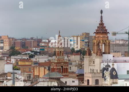 Badajoz Spanien - 09 16 2021: Blick von der Spitze der Gebäude in der Innenstadt von Badajoz, Stadtbild, Kontrast zwischen klassischen, mit Turm verzierten Kuppeln Stockfoto