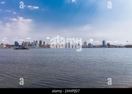 Luanda Angola - 10 13 2021: Blick auf die Innenstadt von Luanda, moderne Wolkenkratzer, Bucht, Hafen von Luanda, marginale und zentrale Gebäude, Bucht w Stockfoto