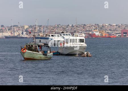 Luanda Angola - 10 13 2021: Blick auf Fischerboote an der Küste der Stadt Luanda, Luanda Bay, mit Hafen von Luanda, Transportschiffe und Container in der Stockfoto