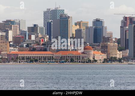 Luanda Angola - 10 13 2021: Detailansicht der Innenstadt von Luanda, ikonisches öffentliches Gebäude Bank of Angola, moderne Wolkenkratzer, Bay Water, Stockfoto