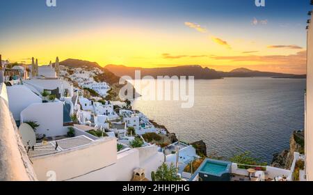 Malerischer Sonnenaufgang auf berühmten Blick Resort über Oia Stadt auf Santorini Insel, Griechenland, Europa. Berühmte Reiselandschaft. Sommerferien. Reisekonzept Stockfoto