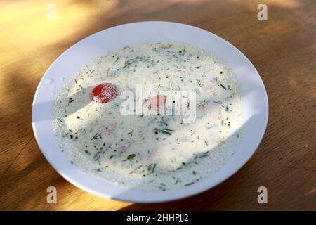 Schüssel mit finnischer Fischsuppe auf Holztisch Stockfoto