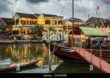 Boote auf dem Thu Bon River und Restaurants, Hoi an, Vietnam Stockfoto