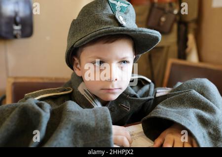 Porträt eines schweren Kindes in Wehrmachtsuniform Stockfoto