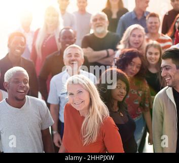 Große Gruppe von verschiedenen Menschen zusammen stehen Stockfoto