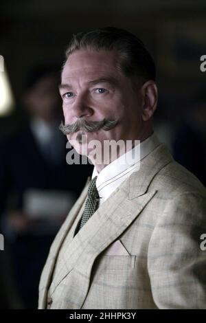 Death on the Nile ist ein demnächst erscheinender Mystery-Thriller-Film von Kenneth Branagh aus einem Drehbuch von Michael Green, das auf dem gleichnamigen Roman von Agatha Christie aus dem Jahr 1937 basiert. Produziert von Branagh, Ridley Scott, Judy Hofflund und Kevin J. Walsh. Dieses Foto ist ausschließlich für redaktionelle Zwecke bestimmt und unterliegt dem Urheberrecht des Filmunternehmens und/oder des Fotografen, der vom Film- oder Produktionsunternehmen beauftragt wurde, und kann nur von Publikationen im Zusammenhang mit der Bewerbung des oben genannten Films reproduziert werden. Stockfoto