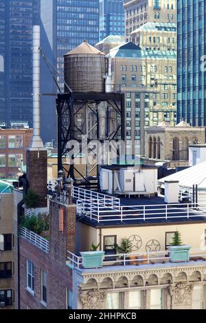 Wasserturm auf dem Dach in Manhattan Stockfoto