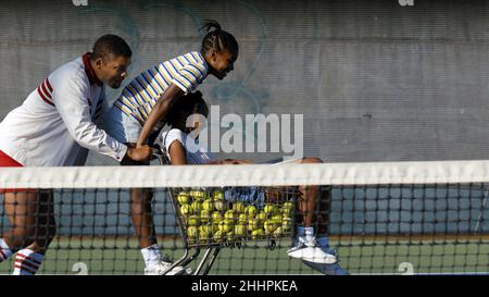 King Richard ist ein biografischer Drama-Film aus dem Jahr 2021 von Reinaldo Marcus Green, geschrieben von Zach Baylin, der das Leben von Richard Williams, dem Vater und Trainer der berühmten Tennisspieler Venus und Serena Williams, verfolgt. Dieses Foto ist ausschließlich für redaktionelle Zwecke bestimmt und unterliegt dem Urheberrecht des Filmunternehmens und/oder des Fotografen, der vom Film- oder Produktionsunternehmen beauftragt wurde, und kann nur von Publikationen im Zusammenhang mit der Bewerbung des oben genannten Films reproduziert werden. Stockfoto