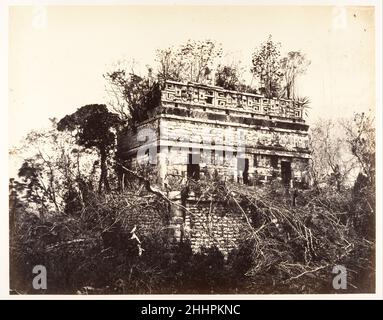 La Prison, à Chichen-Itza 1857–89 Désiré Charnay Französisch Charnay gehörte zu den ersten, die Mexikos atemberaubende Maya-Ruinen fotografierten. Der französische Archäologe und Abenteurer erlangte mit der Veröffentlichung seiner Fotografien und einer Reisebilanz mit dem Titel Cités et ruines américaines: Mitla, Palenqué, Izamal, Chichen-Itza, Uxmal (1862-63) großen Ruhm. Auf dieser Platte aus dem Album fotografierte Charnay ein Gebäude, das er als ein "Gefängnis" beschrieb, das aus dem Dschungel von Chichén-Itzá hervorging. Erbaut im späten achten oder neunten Jahrhundert, wurde dieses Tempelgebäude in einem komplexen architektonischen Stil Ca Stockfoto