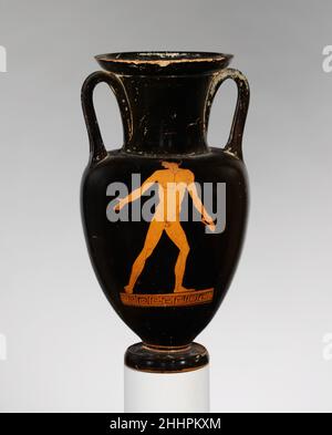 Terracotta Nolan Hals-Amphore (Glas) ca. 440–430 v. Chr. dem Loeb-Maler zugeschrieben Vorderseite, AthletenRückwärts, männDer Athlet hält ein Sprunggewicht. Der Mann, angeblich der Trainer, ist bemerkenswert für seine zutiefst kontemplative Pose. Terracotta Nolan Hals-Amphore (Glas) 247284 Stockfoto