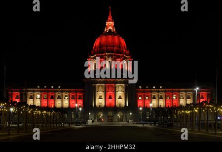 Das Rathaus von San Francisco ist nachts in Rot und Gold beleuchtet Stockfoto