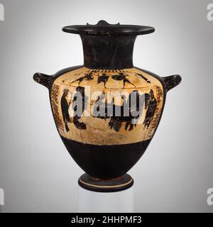 Terrakotta-Hydria (Wasserbehälter) ca. 530 v. Chr. zugeschrieben dem Mastos-Maler Herakles und Hebe im BrautwagenAuf der Schulter, im KampfDer Mastos-Maler gehört in die stilistische Umlaufbahn des Lysippides-Malers, dem Künstler, der vermutlich die schwarze Figurendekoration auf zweisprachigen Vasen ausgeführt hat, für die der Andokides-Maler die rote Figur gemacht hat. Onetorides, der auf dieser Vase als fair gepriesen wird, ist vor allem aus Werken bekannt, die Exekias zugeschrieben werden. Die Hydria verbindet daher mehrere zeitgenössische künstlerische Stränge. Terrakotta-Hydria (Wasserbehälter). Griechisch, Dachboden. Ca. 530 V. CHR. T Stockfoto