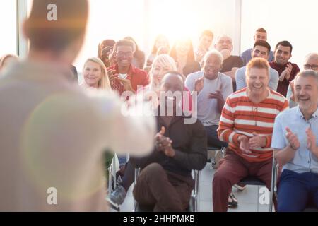 Sprecher steht zurück im Konferenzsaal und zeigt auf den Mann hinein Stockfoto
