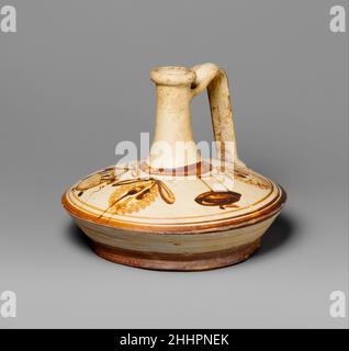 Terracotta lagynos (Ölflasche) 2nd–1st Jahrhundert v. Chr. die griechische Ware Lagynos ist nach der Form benannt, die am häufigsten mit dem unverwechselbaren dekorativen Stil dieser Flasche in Verbindung gebracht wird: Kanonische Motive wie Kränze, Olivenbögen, Körbe und Lagynoi, die selbst in einem verdünnten orange-braunen Slip auf weißem Grund gemalt sind. Terracotta lagynos (Ölflasche) 254574 Griechisch, Terracotta lagynos (Ölflasche), 2nd?1st Jahrhundert B.C., Terracotta, H. 5 7/16 Zoll (13,9 cm). Das Metropolitan Museum of Art, New York. Rogers Fund, 1947 (47.11.1) Stockfoto