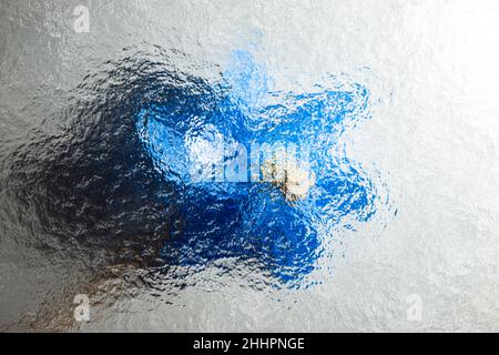 Blaue Blume und Schatten, durch Wellglas gesehen, defokussierter abstrakter Hintergrund Stockfoto