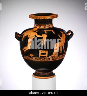Terrakotta-Hydria (Wasserbehälter) ca. 430–420 v. Chr. Griechisch, Dachboden Eros und FrauenDie Szene zeigt eine Frau, die mit einem Sarg und einem Tiervögel sitzt, also wahrscheinlich in den Wohnräumen ihres Hauses. Eros schwebt vor ihr und hält ein Gewand hoch, wahrscheinlich wegen ihrer bevorstehenden Ehe. Terrakotta-Hydria (Wasserbehälter) 253078 Griechisch, Dachboden, Terrakotta-Hydria (Wasserbehälter), ca. 430?420 v. Chr., Terrakotta, H. 9 5/16 Zoll (23,6 cm). Das Metropolitan Museum of Art, New York. Vermächtnis von Theodore M. Davis, 1915 (30.115.28) Stockfoto