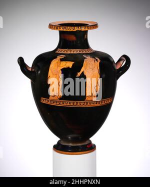 Terrakotta-Hydria: Kalpis (Wasserflasche) Ende 5th. Jahrhundert v. Chr. Griechisch, attisch zwei FrauenEine Frau hält eine Schatulle, die andere einen Lekithos (Ölflasche). Eine solche Szene hat wahrscheinlich nuptial Konnotationen, aber die gleichen Figuren erscheinen während des späten fünften und vier Jahrhunderte v. Chr. auf Marmor Grabreliefs.. Terrakotta-Hydria: Kalpis (Wasserbehälter) 254259 Griechisch, Dachboden, Terrakotta-Hydria: Kalpis (Wasserbehälter), Ende 5th. Jahrhundert v. Chr., Terrakotta, H. 10 3/8 Zoll (26,4 cm); Durchmesser 7 1/8 Zoll (18,1 cm); Breite mit Griffen 9 1/4 Zoll (23,5 cm). Das Metropolitan Museum of Art, New York. Rogers Fund, 1941 (41.162.87) Stockfoto