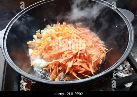 Kochen Zirvak in Kessel auf Feuer für Pilaf Stockfoto