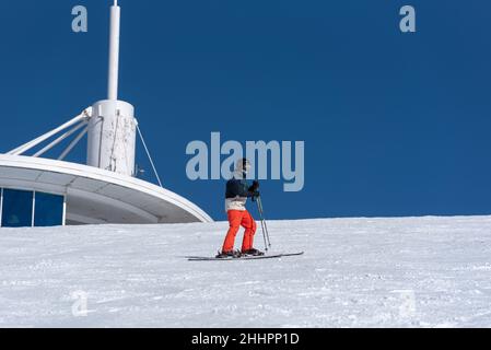 Grandvalira, Andorra: 2022. Januar 25: Junger Mann auf dem Snowboard in den Pyrenäen im Skigebiet Grandvalira in Andorra im Jahr Covid19 Stockfoto