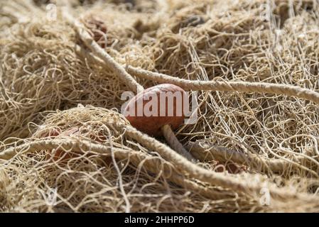 Alte traditionelle Fischernetze, die in der Fischereiindustrie für Cutter verwendet werden, selektiver Fokus. Stockfoto