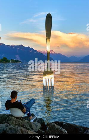 Mann an der Promenade von Vevey. Genfer See, Schweiz Stockfoto