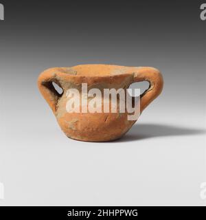 Terrakotta-Miniaturvase mit zwei Griffen 7th–6th Jahrhundert v. Chr. Griechisch, Lakonisch zwei Griffen, Spuren weißer Farbe. Terracotta Miniaturvase mit zwei Griffen 251755 Griechische, lakonische, Terracotta Miniaturvase mit zwei Griffen, 7th?6th Jahrhundert v. Chr., Terracotta, H. 1 1/8 Zoll (2,8 cm). Das Metropolitan Museum of Art, New York. Schenkung von A. J. B. Wace, 1924 (24.195.189) Stockfoto